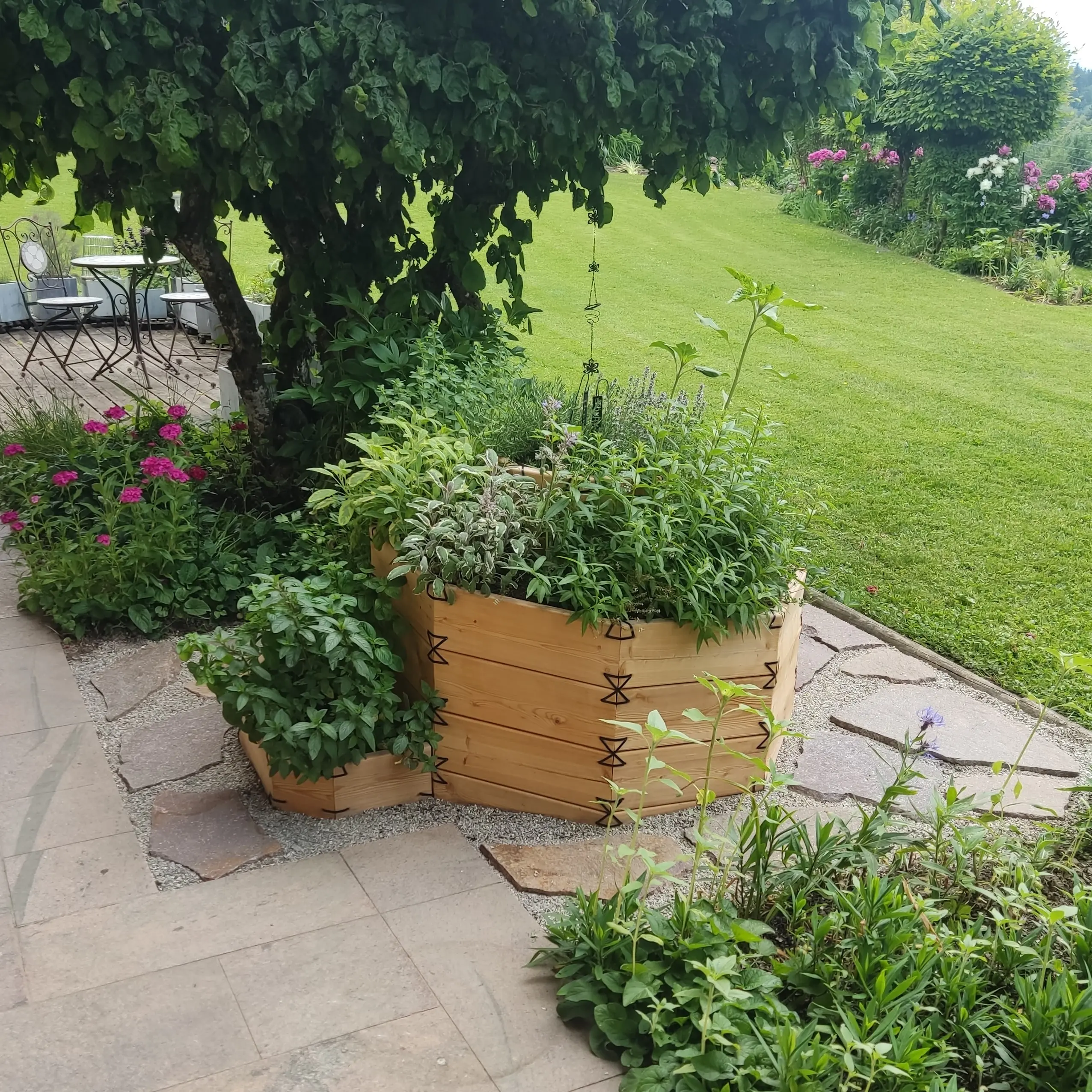 Kräuterschnecke – Permakultur System für Biodiversität - Gartenprojekt Foto 3