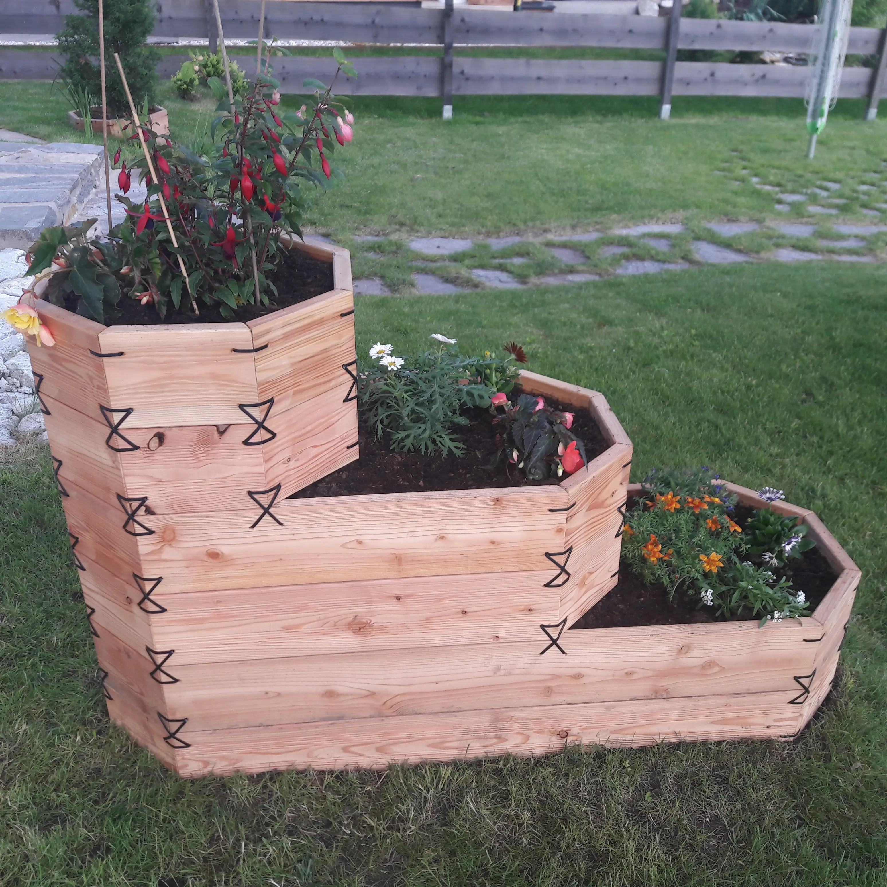 Pflanzentreppe – vertikale Lösung für kleine Gärten & Balkone - Gartenprojekt Foto 3